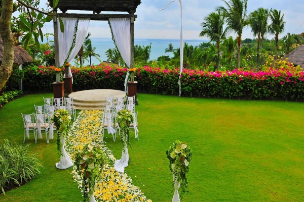 باغ تالار به همراه جایگاه عروس