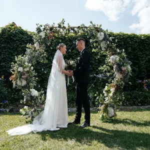 بررسی عوامل موثر بر هزینه عروسی در باغ